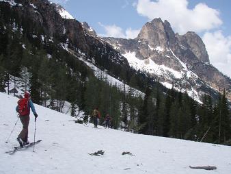 Skiing down to the hairpin, South Early Winters Spire in the distance
