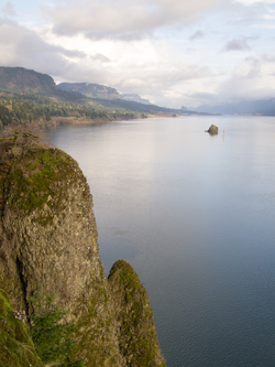 Looking up river with Phoca Rock in the distance.  "Phoca Rock was named by Lewis and Clark, after the Latin (Greek?) word for "seal", as presumably they saw many seals in the area" - http://columbiariverimages.com/Regions/Places/phoca_rock.html